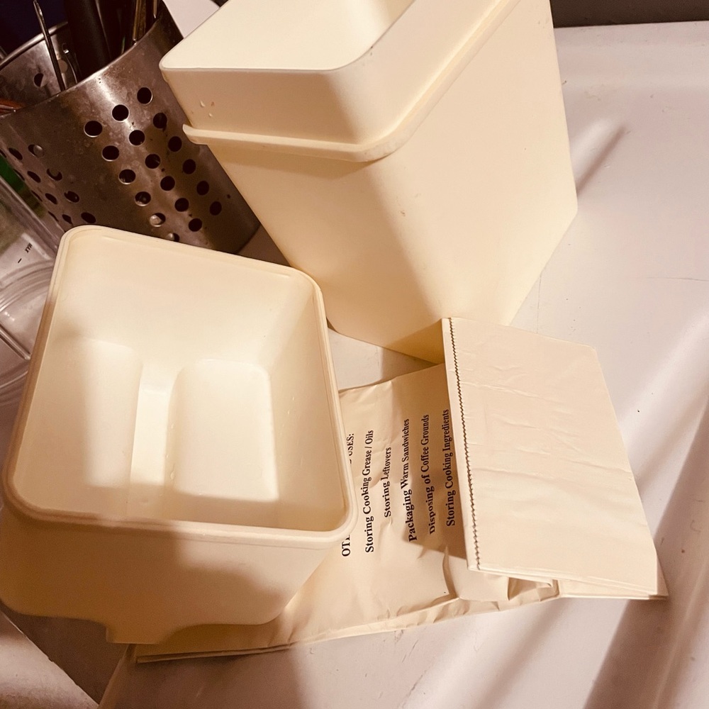 Range Kleen "The Fat Trapper" for Grease, Beige Container, One Bag   Included!